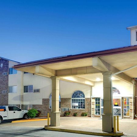 Super 8 By Wyndham Kansas City Exterior foto