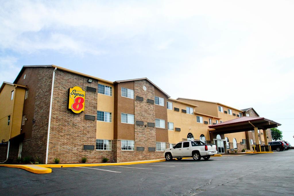 Super 8 By Wyndham Kansas City Exterior foto